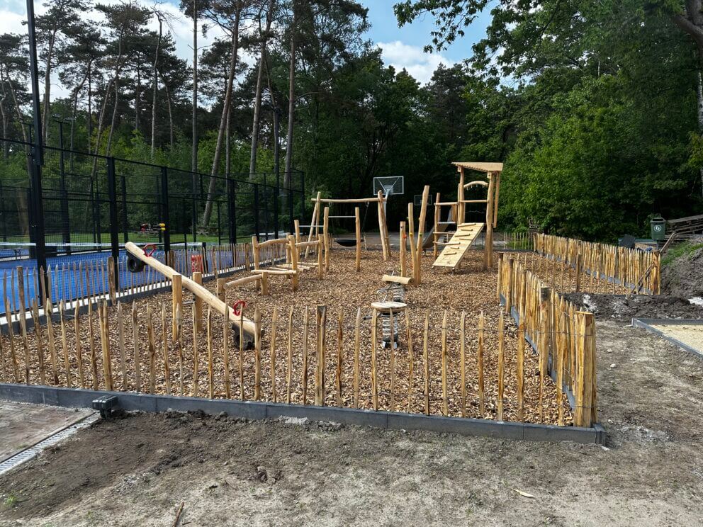 Clôture ganivielle française en bois de châtaignier de 80 cm de hauteur et avec un espacement de 10 cm. entre les lattes.