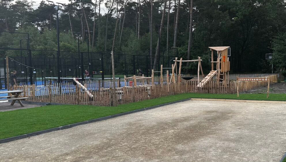 Clôture ganivielle française en bois de châtaignier de 80 cm de hauteur et avec un espacement de 10 cm. entre les lattes.