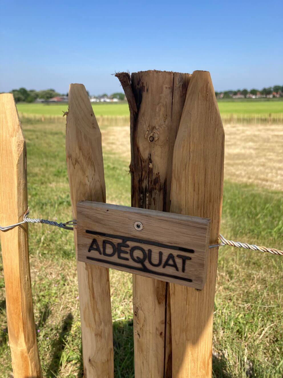 Clôture ganivielle française en bois de châtaignier de 80 cm de hauteur et avec un espacement de 6 cm. entre les lattes.