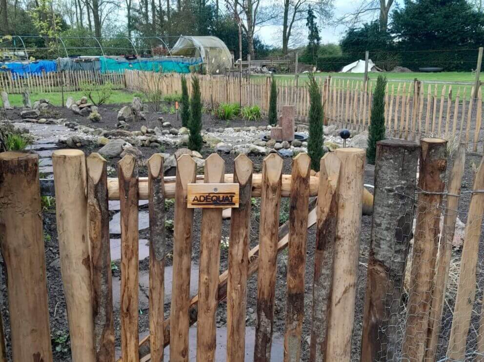 Clôture ganivielle française en bois de châtaignier de 80 cm de hauteur et avec un espacement de 6 cm. entre les lattes.