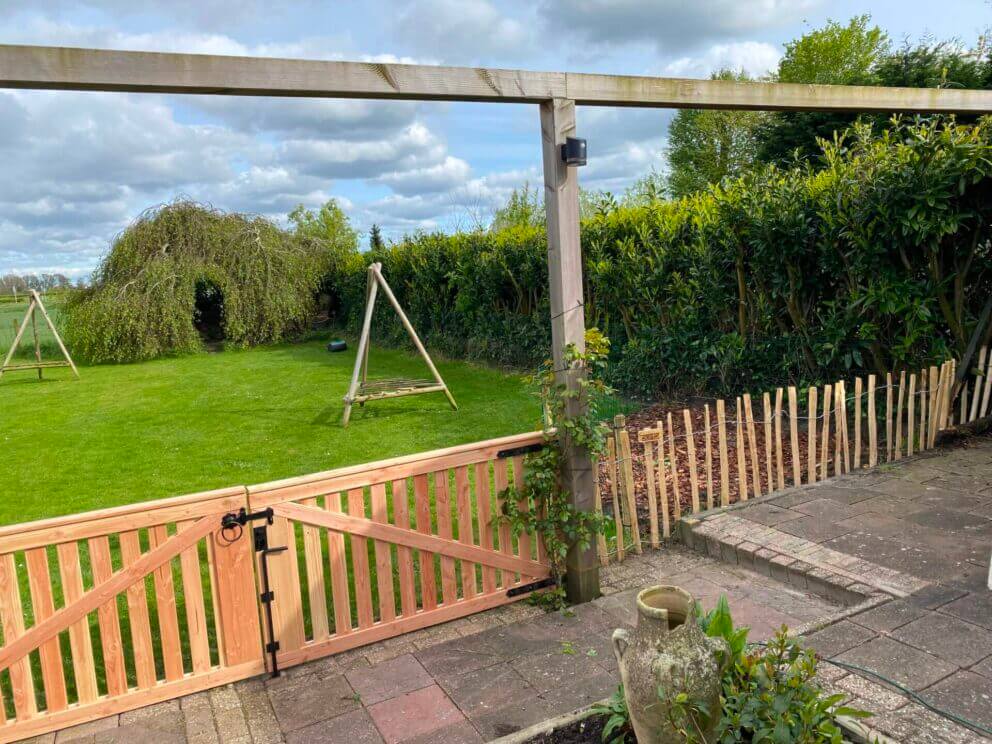 Clôture ganivielle française en bois de châtaignier de 80 cm de hauteur et avec un espacement de 8 cm. entre les lattes.