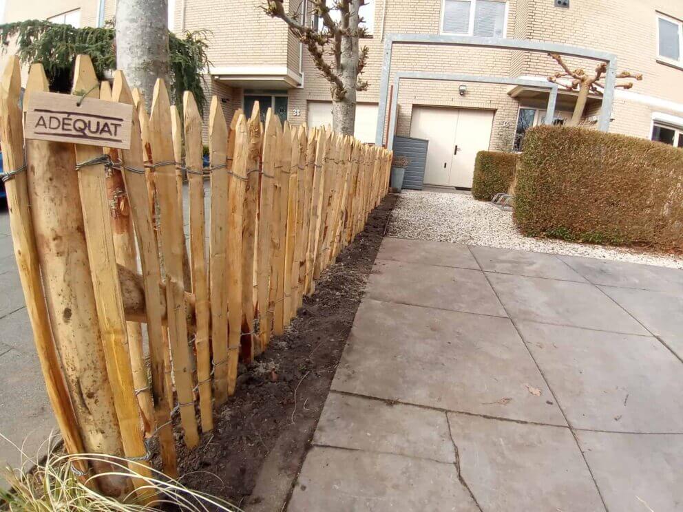 Clôture ganivielle française en bois de châtaignier de 80 cm de hauteur et avec un espacement de 4 cm. entre les lattes.