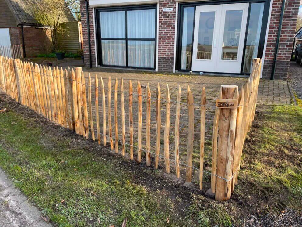 Clôture ganivielle française en bois de châtaignier de 80 cm de hauteur et avec un espacement de 6 cm. entre les lattes.