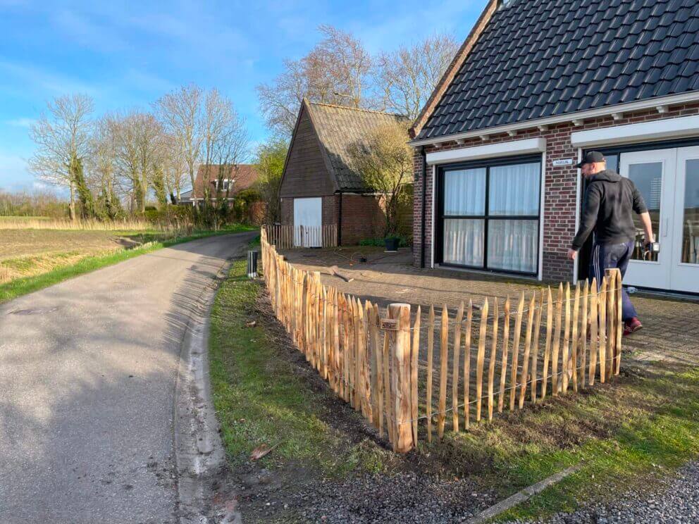 Clôture ganivielle française en bois de châtaignier de 80 cm de hauteur et avec un espacement de 6 cm. entre les lattes.