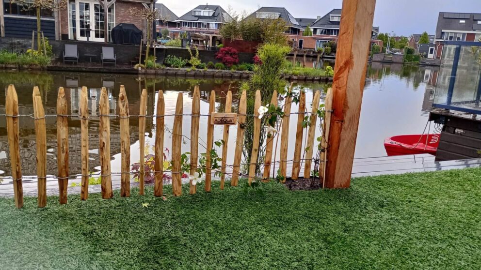 Clôture ganivielle française en bois de châtaignier de 50 cm de hauteur et avec un espacement de 4 cm entre les lattes.