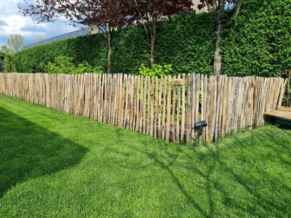 Clôture ganivielle française en bois de châtaignier de 80 cm de hauteur et avec un espacement de 2 cm. entre les lattes.