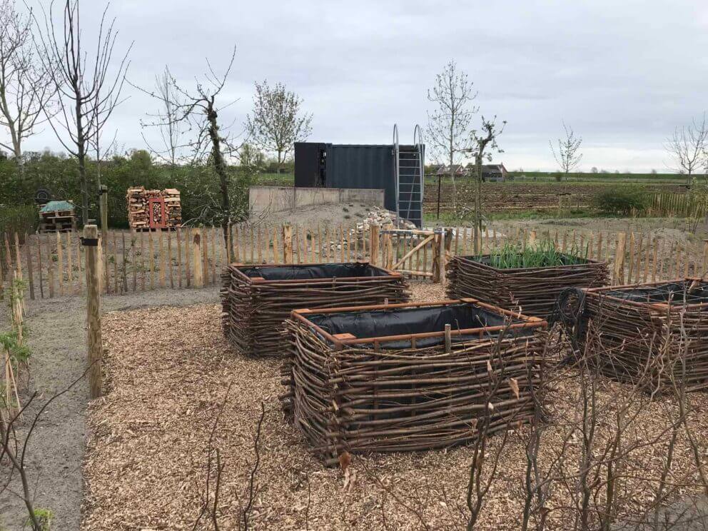 Clôture ganivielle française en bois de châtaignier de 80 cm de hauteur et avec un espacement de 6 cm. entre les lattes.