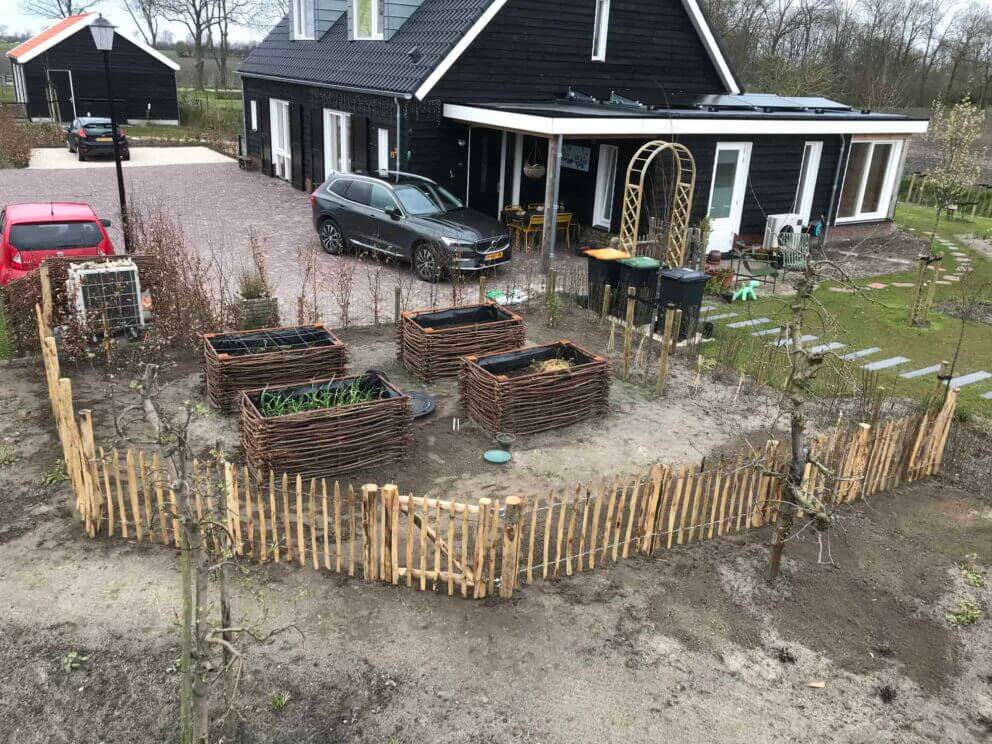 Clôture ganivielle française en bois de châtaignier de 80 cm de hauteur et avec un espacement de 6 cm. entre les lattes.