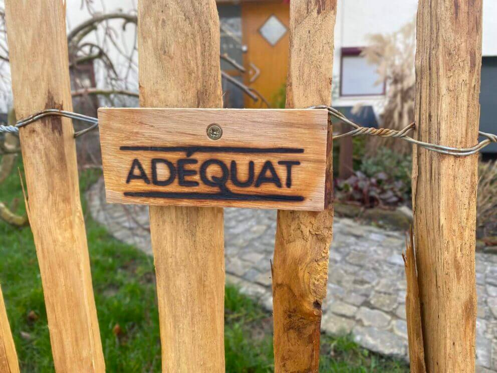 Clôture ganivielle française en bois de châtaignier de 80 cm de hauteur et avec un espacement de 4 cm. entre les lattes.