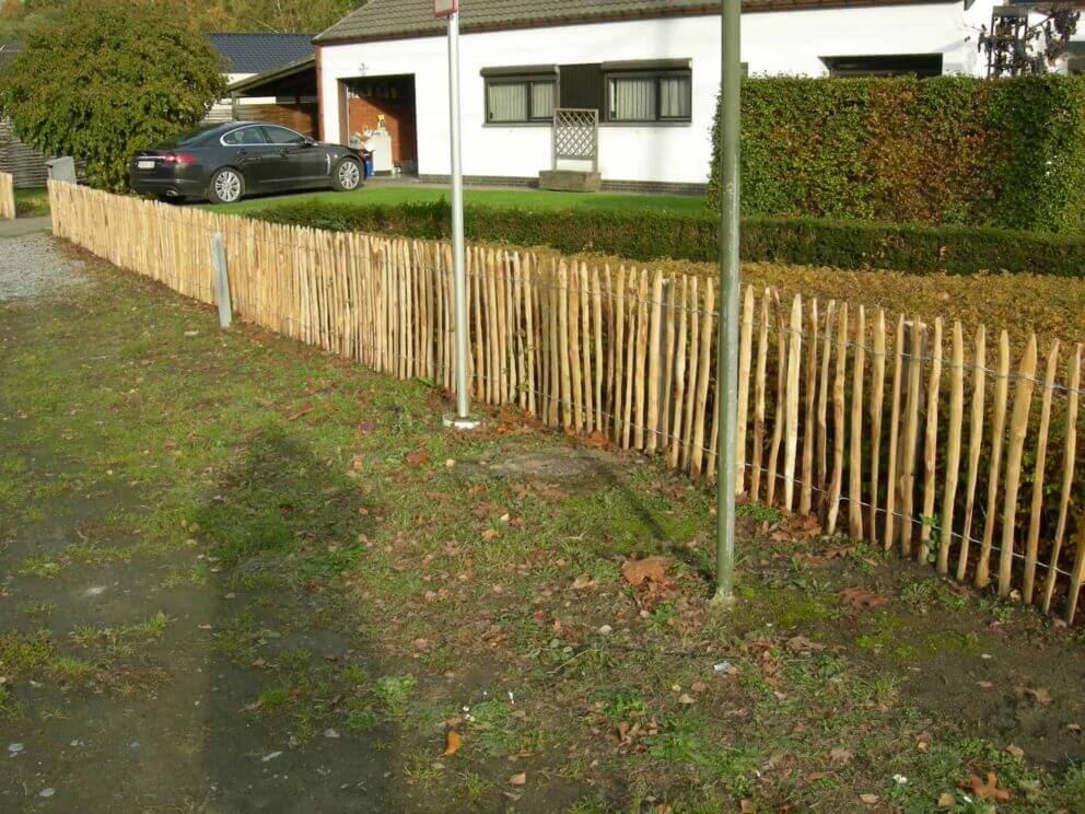 Clôture ganivielle française en bois de châtaignier de 80 cm de hauteur et avec un espacement de 4 cm. entre les lattes.