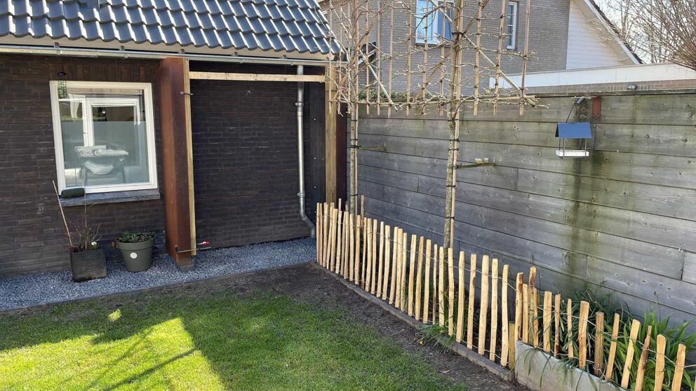 Clôture ganivielle française en bois de châtaignier de 80 cm de hauteur et avec un espacement de 6 cm. entre les lattes.