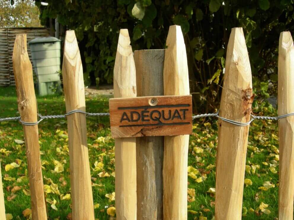 Clôture ganivielle française en bois de châtaignier de 80 cm de hauteur et avec un espacement de 4 cm. entre les lattes.