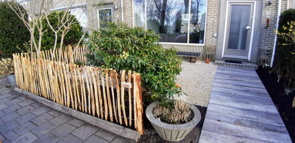 Clôture ganivielle française en bois de châtaignier de 80 cm de hauteur et avec un espacement de 4 cm. entre les lattes.