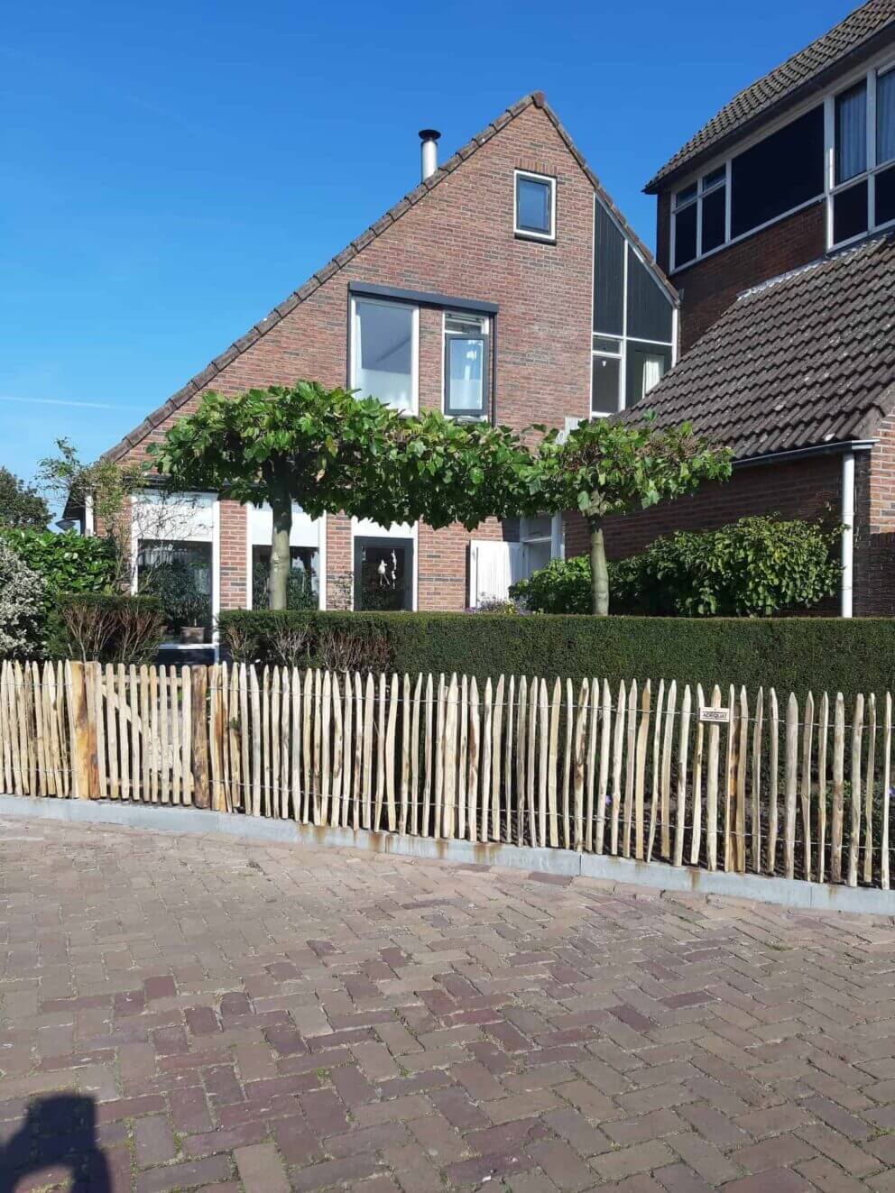 Clôture ganivielle française en bois de châtaignier de 80 cm de hauteur et avec un espacement de 2 cm. entre les lattes.