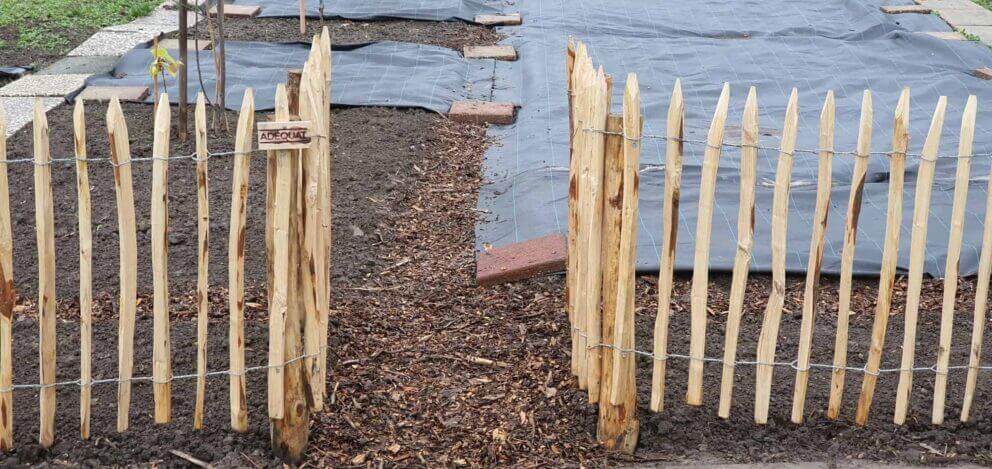 Clôture ganivielle française en bois de châtaignier de 80 cm de hauteur et avec un espacement de 4 cm. entre les lattes.