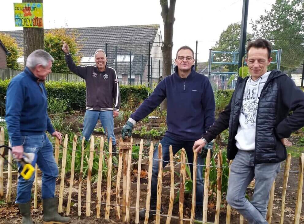 Clôture ganivielle française en bois de châtaignier de 80 cm de hauteur et avec un espacement de 6 cm. entre les lattes.