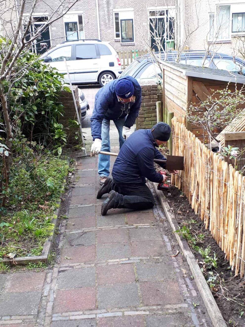 Clôture ganivielle française en bois de châtaignier de 80 cm de hauteur et avec un espacement de 2 cm. entre les lattes.