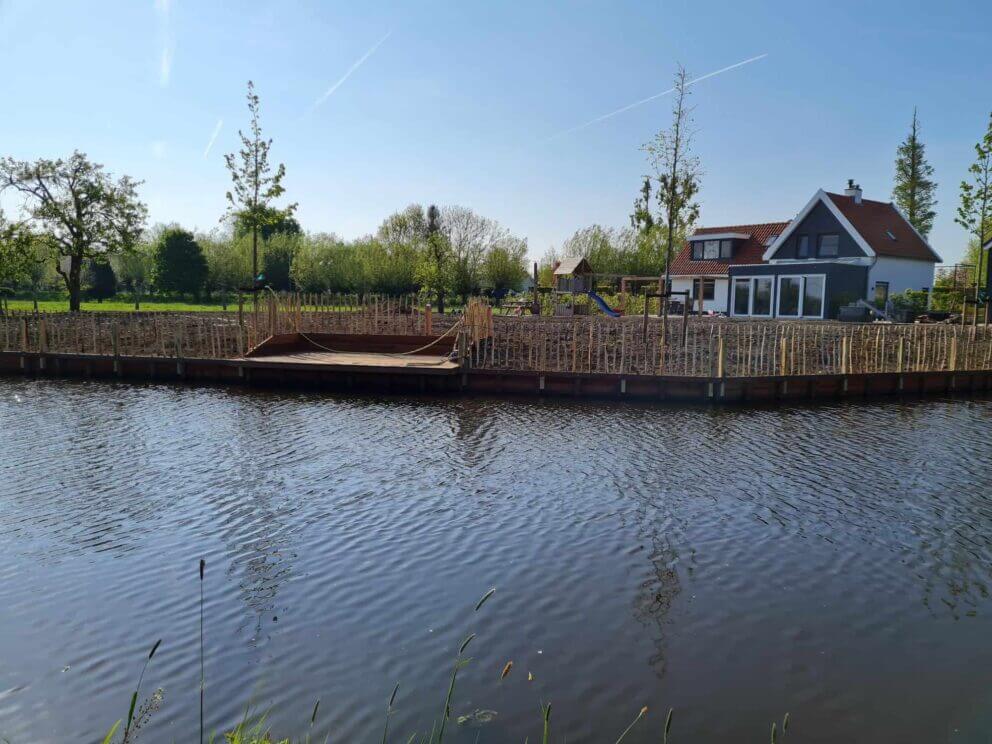 Clôture ganivielle française en bois de châtaignier de 80 cm de hauteur et avec un espacement de 8 cm. entre les lattes.