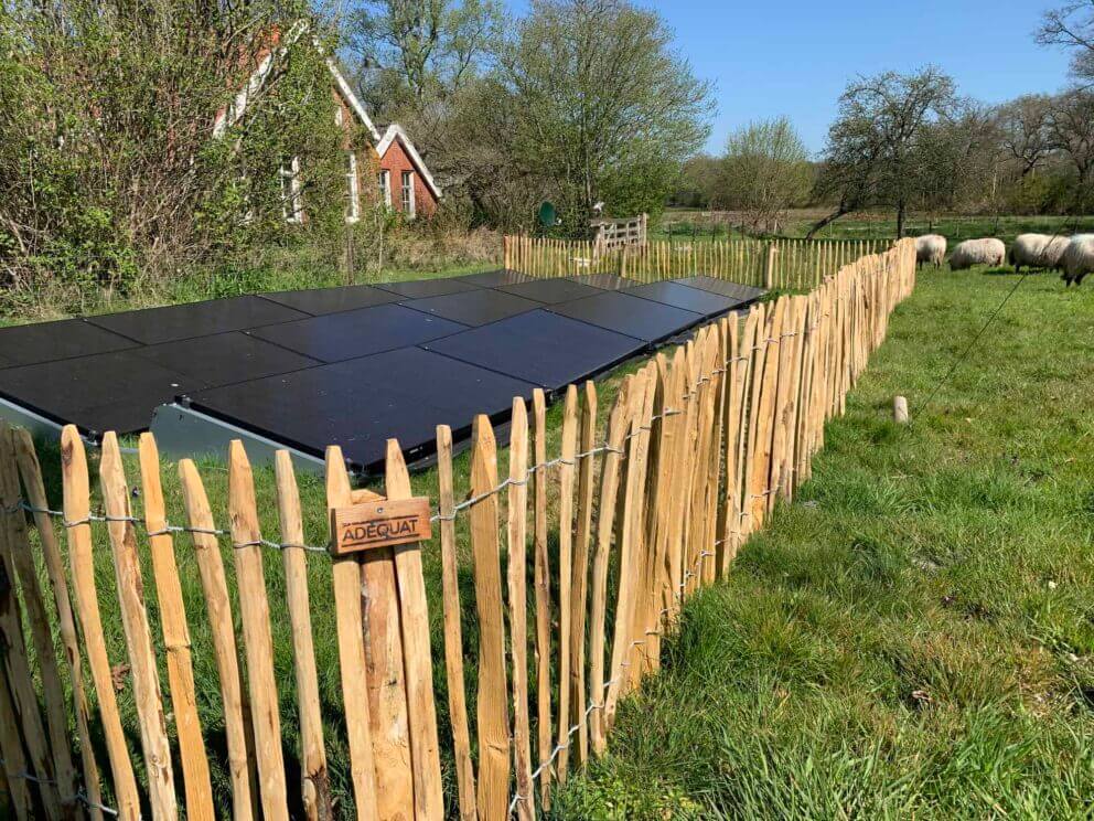 Clôture ganivielle française en bois de châtaignier de 80 cm de hauteur et avec un espacement de 4 cm. entre les lattes.