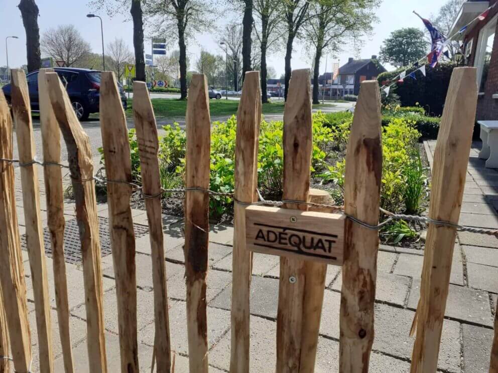 Clôture ganivielle française en bois de châtaignier de 80 cm de hauteur et avec un espacement de 4 cm. entre les lattes.