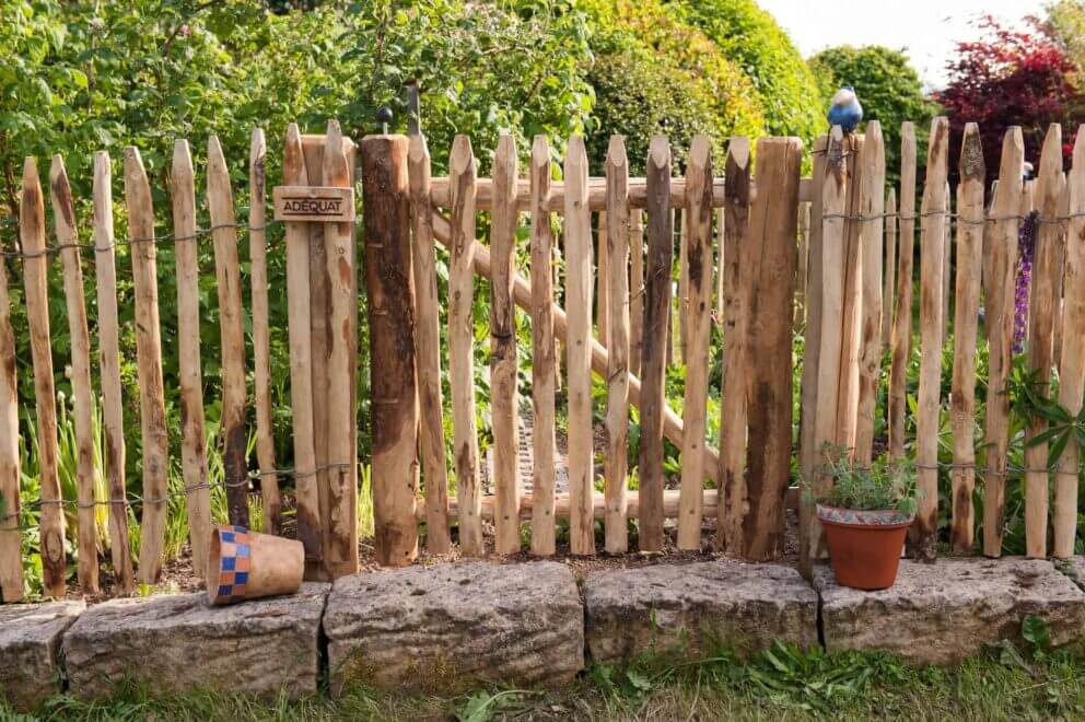 Clôture ganivielle française en bois de châtaignier de 80 cm de hauteur et avec un espacement de 2 cm. entre les lattes.