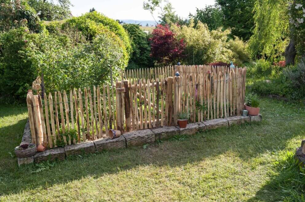 Clôture ganivielle française en bois de châtaignier de 80 cm de hauteur et avec un espacement de 2 cm. entre les lattes.