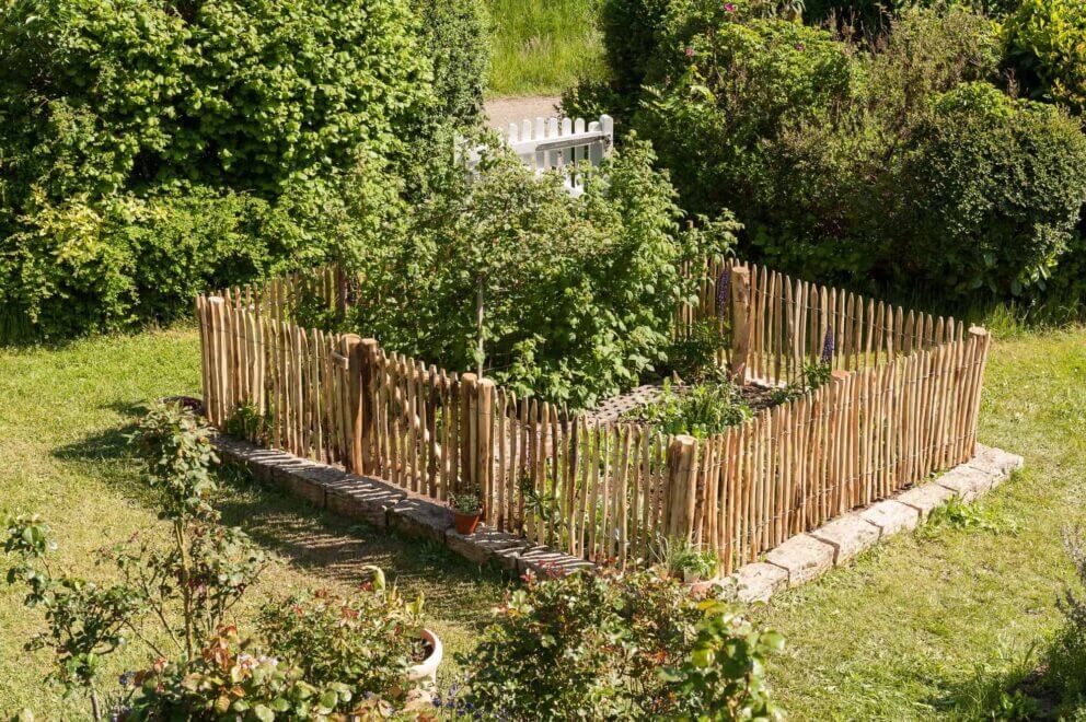 Clôture ganivielle française en bois de châtaignier de 80 cm de hauteur et avec un espacement de 2 cm. entre les lattes.