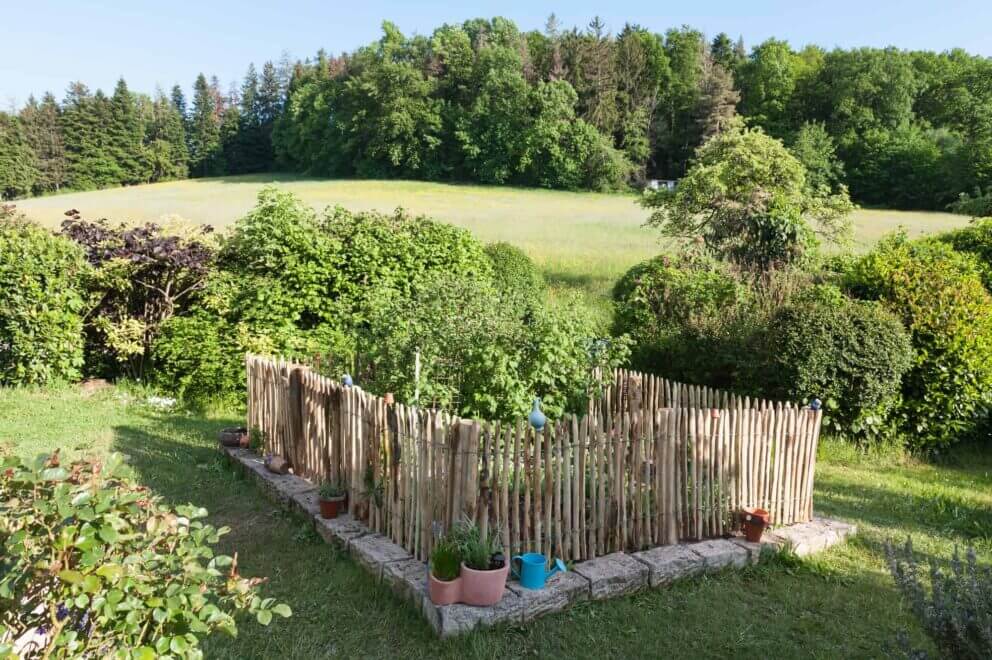 Clôture ganivielle française en bois de châtaignier de 80 cm de hauteur et avec un espacement de 2 cm. entre les lattes.