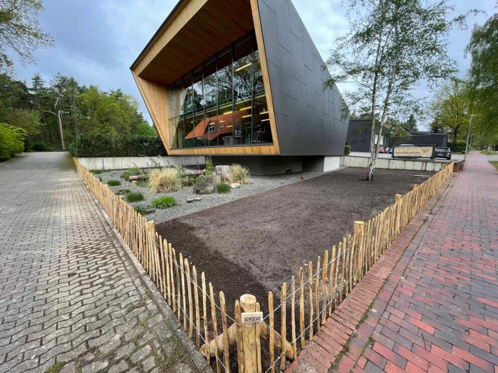 Clôture ganivielle française en bois de châtaignier de 80 cm de hauteur et avec un espacement de 10 cm. entre les lattes.