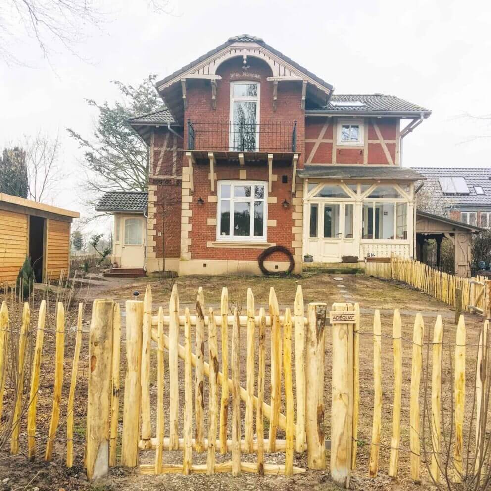 Clôture ganivielle française en bois de châtaignier de 80 cm de hauteur et avec un espacement de 6 cm. entre les lattes.