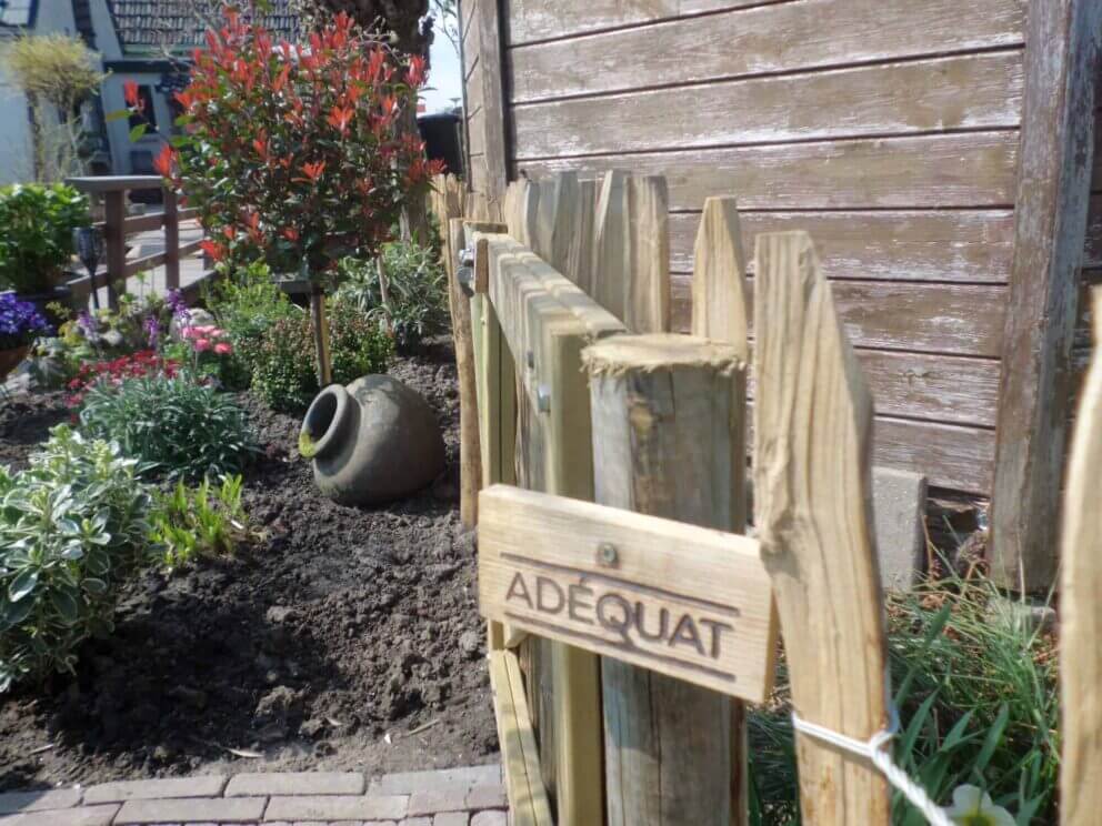 Clôture ganivielle française en bois de châtaignier de 80 cm de hauteur et avec un espacement de 8 cm. entre les lattes.