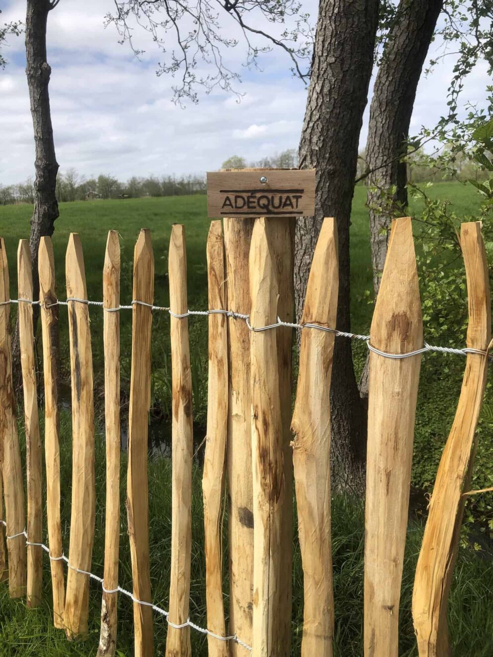 Clôture ganivielle française en bois de châtaignier de 80 cm de hauteur et avec un espacement de 4 cm. entre les lattes.