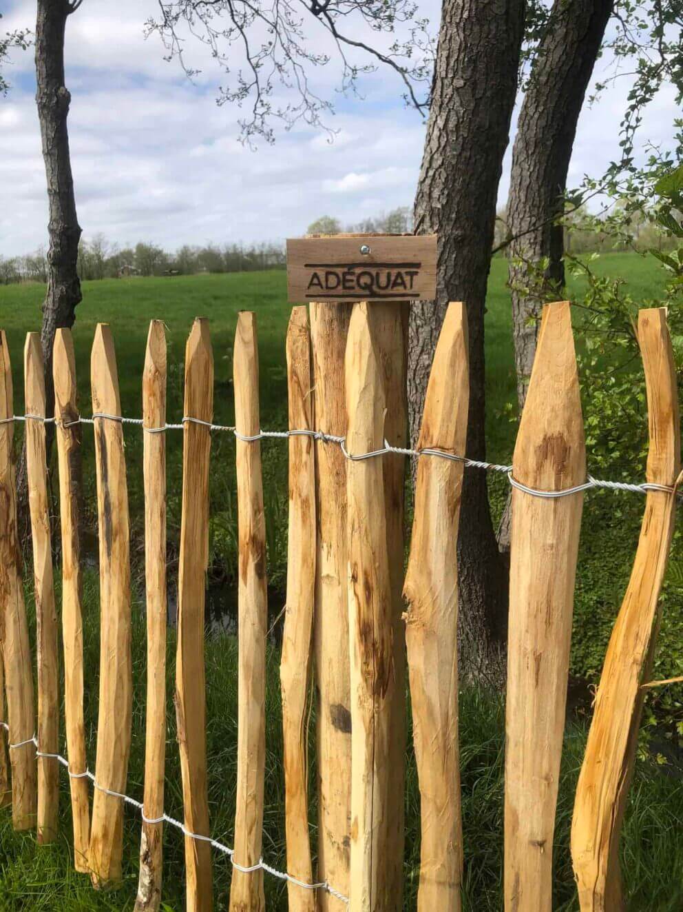 Clôture ganivielle française en bois de châtaignier de 80 cm de hauteur et avec un espacement de 4 cm. entre les lattes.