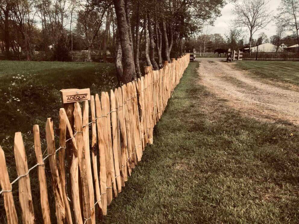 Clôture ganivielle française en bois de châtaignier de 80 cm de hauteur et avec un espacement de 4 cm. entre les lattes.