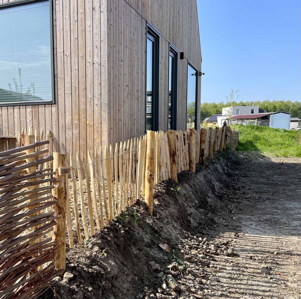 Clôture ganivielle française en bois de châtaignier de 80 cm de hauteur et avec un espacement de 6 cm. entre les lattes.