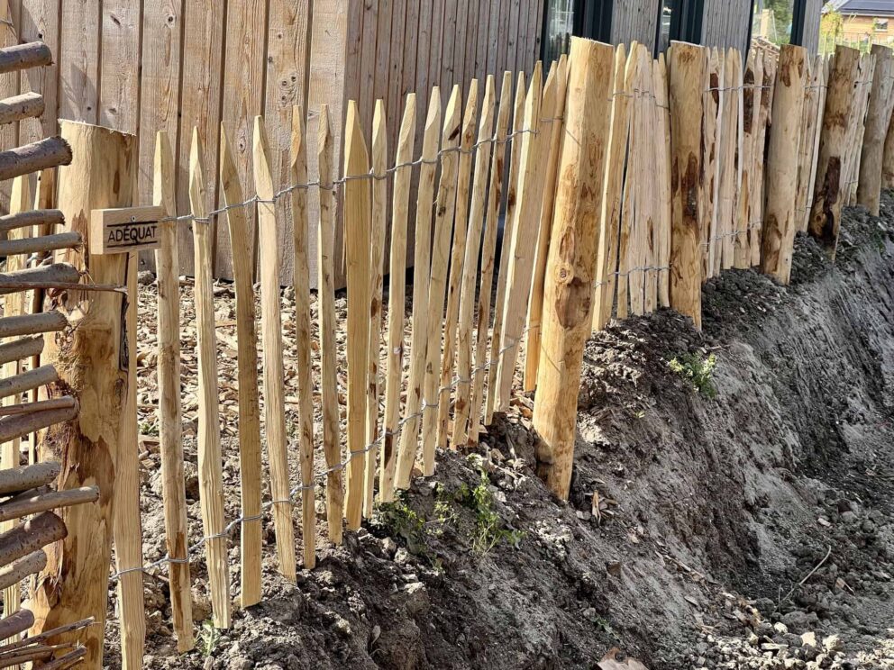 Clôture ganivielle française en bois de châtaignier de 80 cm de hauteur et avec un espacement de 6 cm. entre les lattes.