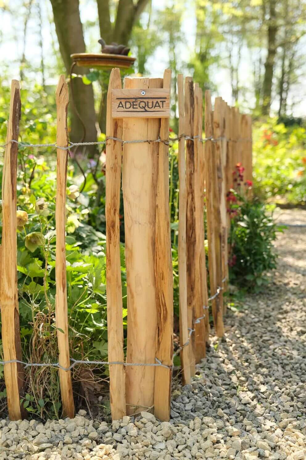 Clôture ganivielle française en bois de châtaignier de 80 cm de hauteur et avec un espacement de 8 cm. entre les lattes.