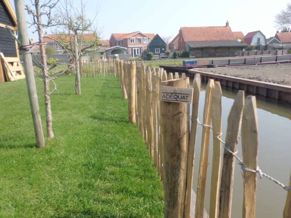 Clôture ganivielle française en bois de châtaignier de 80 cm de hauteur et avec un espacement de 8 cm. entre les lattes.