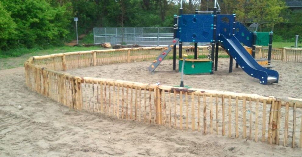 Clôture ganivielle française en bois de châtaignier de 50 cm de hauteur et avec un espacement de 6 cm. entre les lattes.