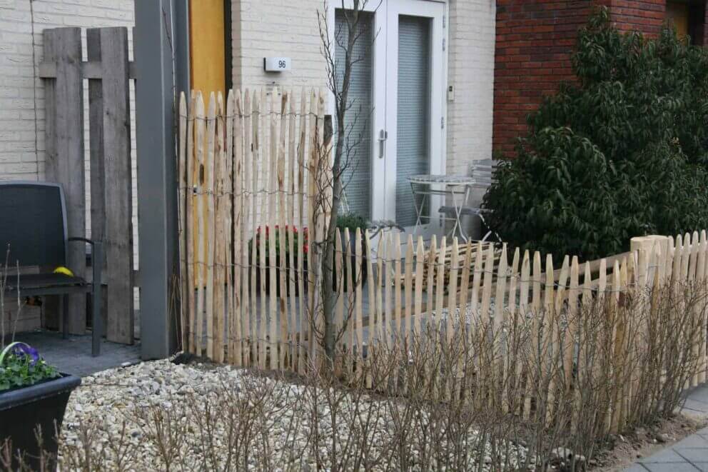 Clôture ganivielle française en bois de châtaignier de 80 cm de hauteur et avec un espacement de 4 cm. entre les lattes.