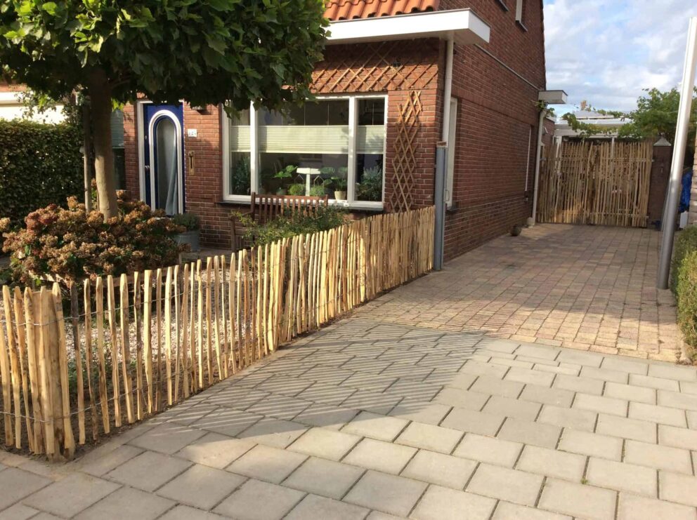 Clôture ganivielle française en bois de châtaignier de 80 cm de hauteur et avec un espacement de 4 cm. entre les lattes.