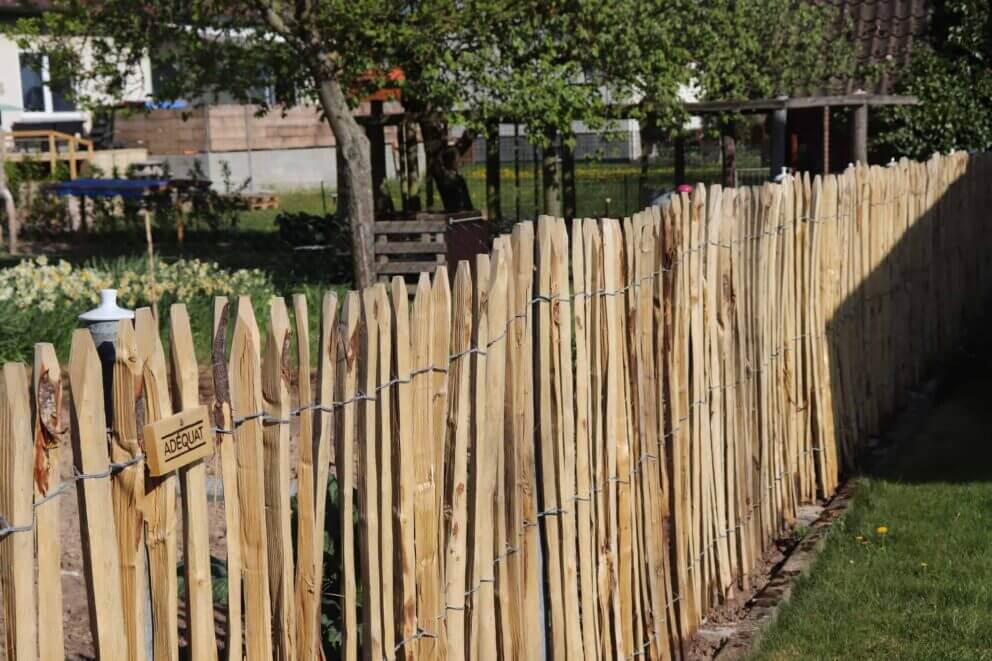 Clôture ganivielle française en bois de châtaignier de 120 cm de hauteur et avec un espacement de 4 cm. entre les lattes.