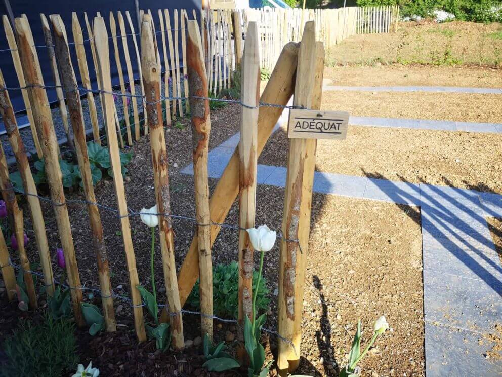 Clôture ganivielle française en bois de châtaignier de 100 cm de hauteur et avec un espacement de 8 cm. entre les lattes. Clôture autour du potager.