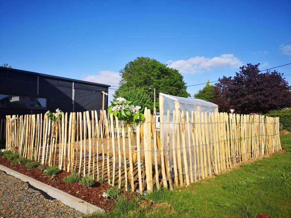 Clôture ganivielle française en bois de châtaignier de 100 cm de hauteur et avec un espacement de 6 cm. entre les lattes.