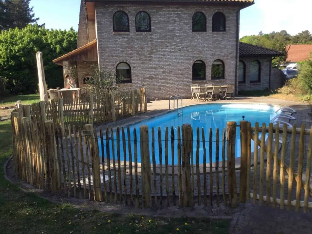 Clôture ganivielle française en bois de châtaignier de 100 cm de hauteur et avec un espacement de 4 cm. entre les lattes. Securise une piscine.