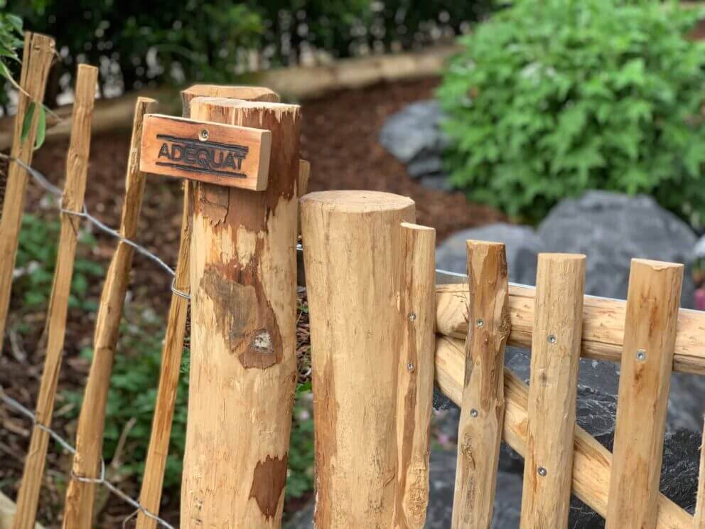 Clôture ganivielle française en bois de châtaignier de 120 cm de hauteur et avec un espacement de 8 cm. entre les lattes.