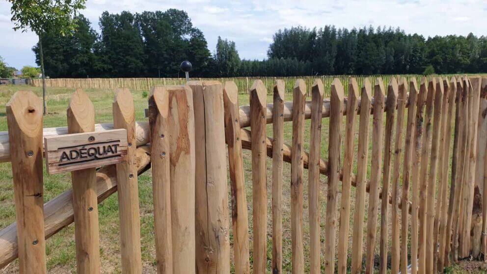 Clôture ganivielle française en bois de châtaignier de 100 cm de hauteur et avec un espacement de 6 cm. entre les lattes.