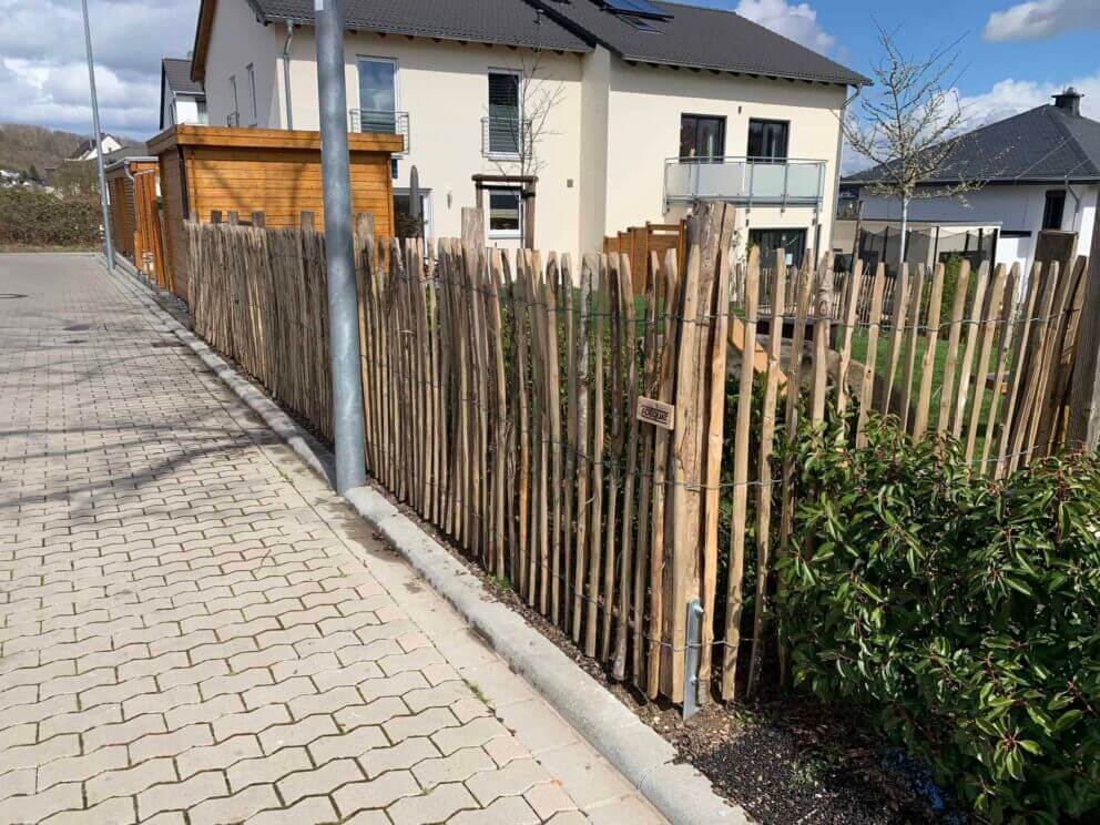 Clôture ganivielle française en bois de châtaignier de 120 cm de hauteur et avec un espacement de 4 cm. entre les lattes.