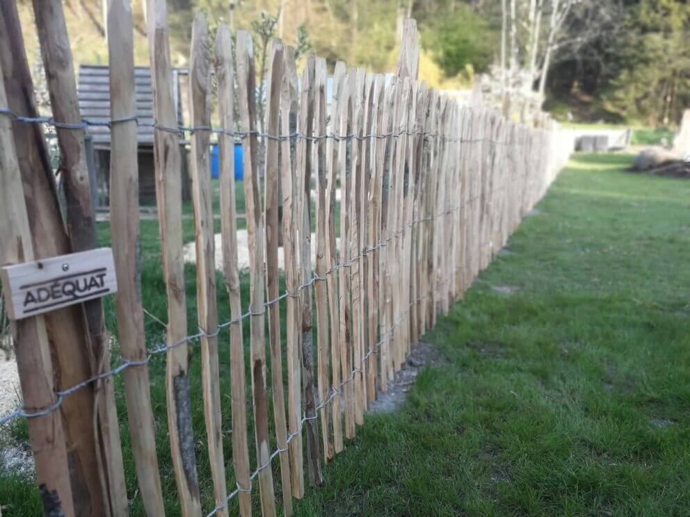 Clôture ganivielle française en bois de châtaignier de 120 cm de hauteur et avec un espacement de 4 cm. entre les lattes.