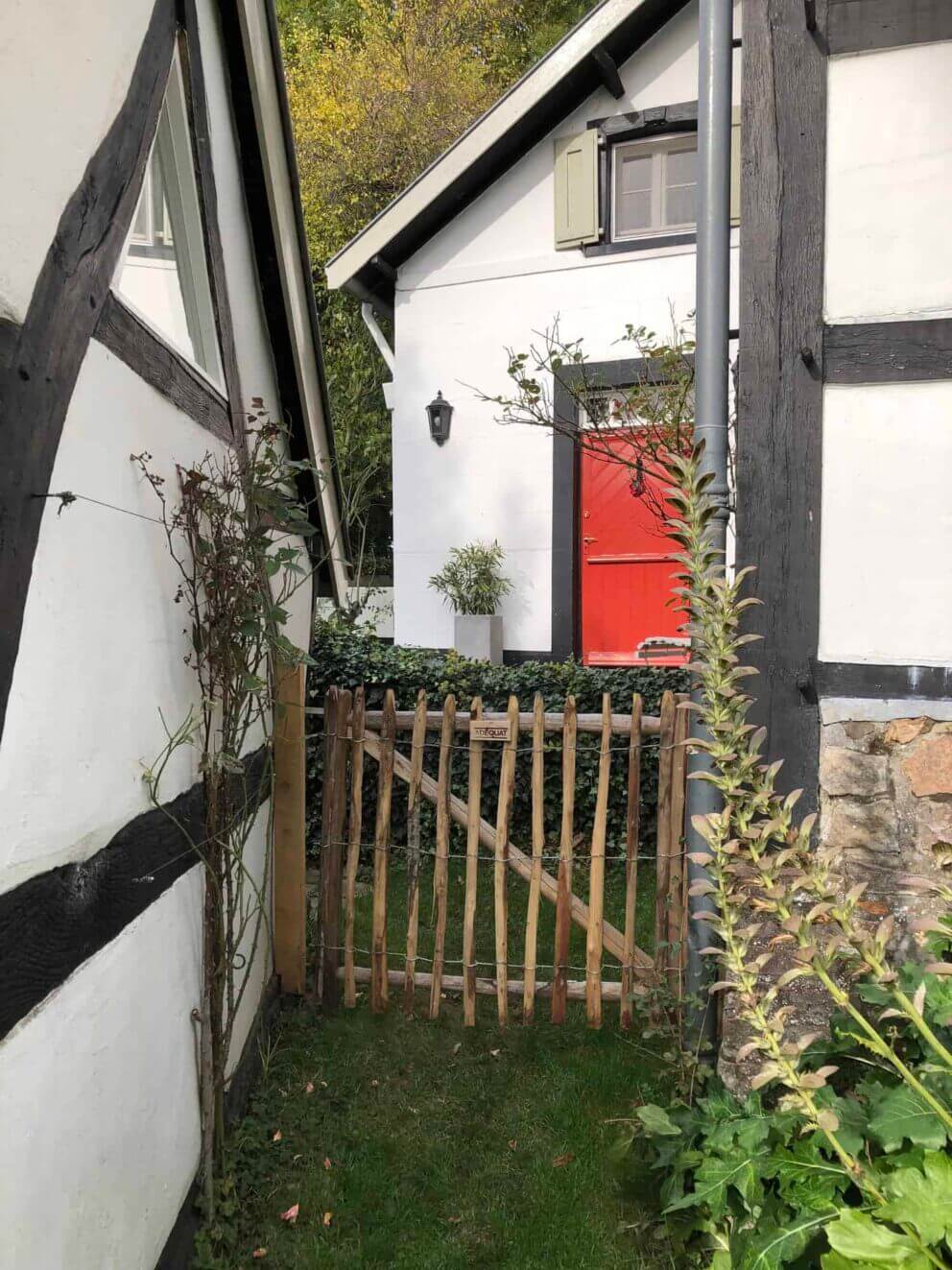 Clôture ganivielle française en bois de châtaignier de 100 cm de hauteur et avec un espacement de 4 cm. entre les lattes.